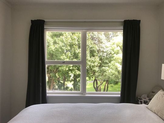Peace & quiet next to park in convenient location! - Photo 1