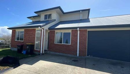 Spacious Two level Townhouse! - Photo 5