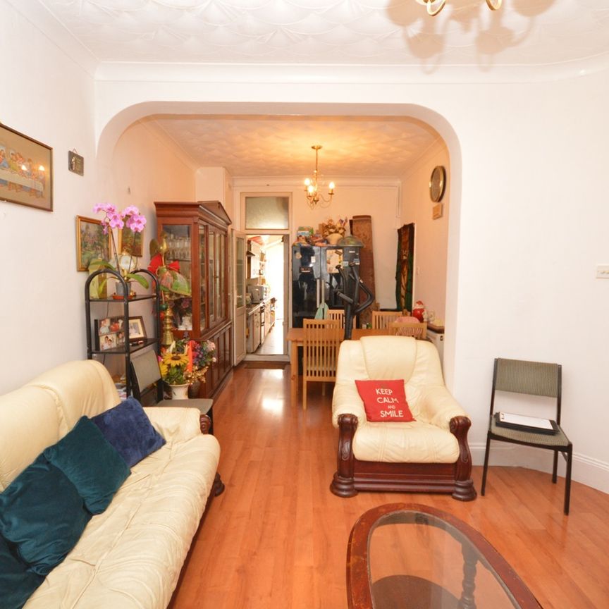 4 Bed Flat, St. Stephen's Road, E6 - Photo 1