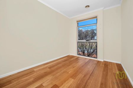 Spacious and Light-Filled Townhouse - Photo 5