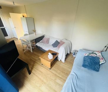 4 bedroom semi-detached house to rent - Photo 2