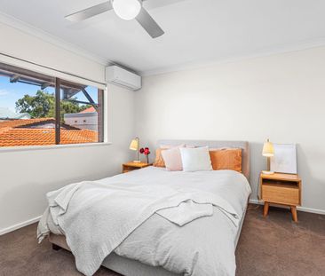 Quiet 2x1 townhouse with TWO courtyards + lush communal garden - Photo 4