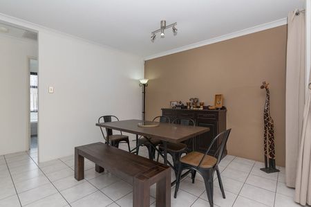Beautiful Family Home in Baldivis Central - Photo 2