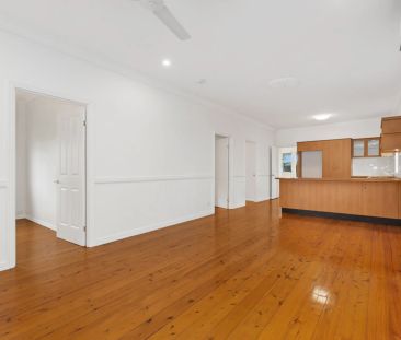 CHARMING THREE BEDROOM COTTAGE - GREAT LOCATION! - Photo 2