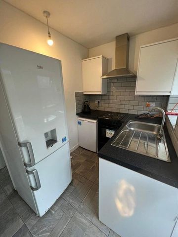 1 bedroom in a house share to rent - Photo 4