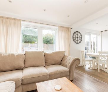 3 bedroom end of terrace house to rent - Photo 2