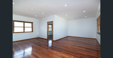 Lovely 4 Bedroom family home in prime location - Photo 2