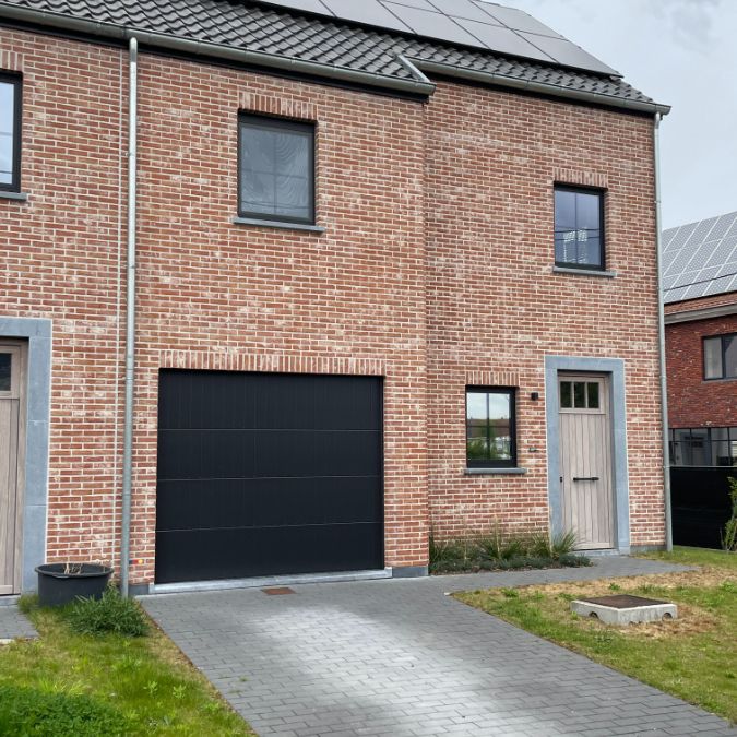 Drie slaapkamer EENGEZINSWONING met garage & tuin - Photo 1