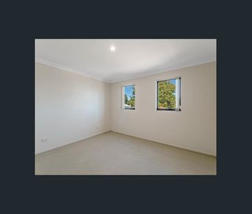 LARGE BRIGHT TOWNHOUSE - Photo 4