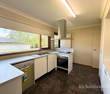 Comfortable Family Home! - Photo 4