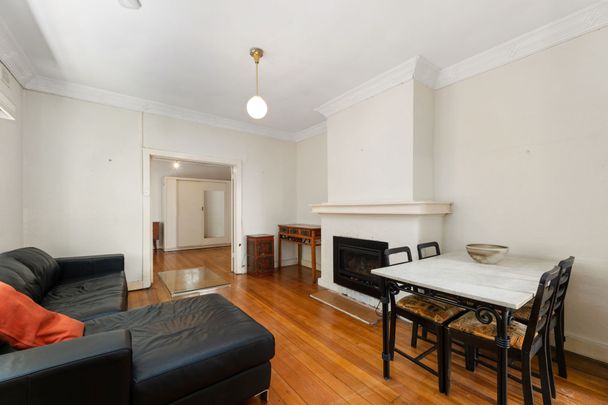 Charming Fully Furnished 1-Bedroom Apartment Moments from Fitzroy Gardens & Cafes - Photo 1