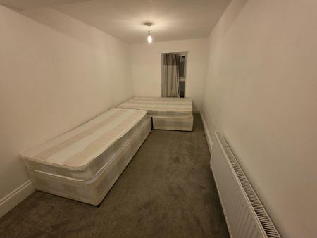 4 bedroom terraced house to rent - Photo 3