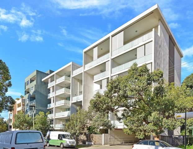 Convenient and Modern 2 Bedroom with a Study in Homebush area - Photo 1