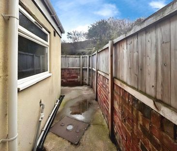 2 bedroom end of terrace house to rent - Photo 2