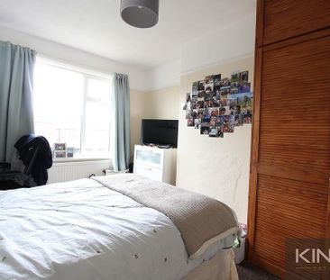 4 bedroom semi-detached house to rent - Photo 3