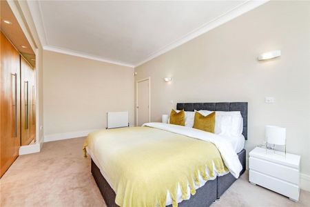 A two bedroom, fourth floor (with lift) apartment ideally located close to Marylebone High Street and Oxford Street. - Photo 3