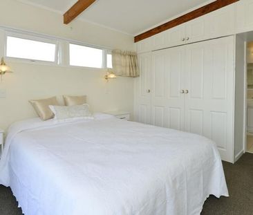 Spacious and sunny house in heart of Hillcrest - Photo 4