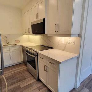 ON SUBWAY LINE 2 BEDS 1 BATH RENOVATED ENSUITE LAUNDRY - Photo 2