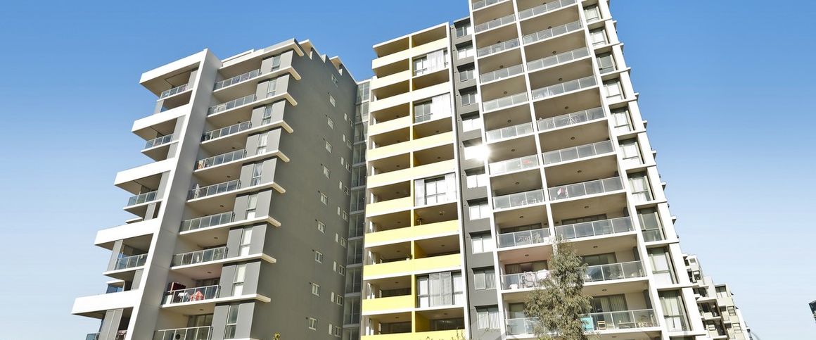 Spacious Modern 2 bedroom + study apartment with amazing few for lease now! Close to station and mascot centre. - Photo 1