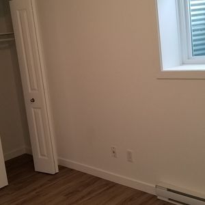 5 1/2 Rénové, Demi Sous-sol, Pour Le 1e - Photo 3