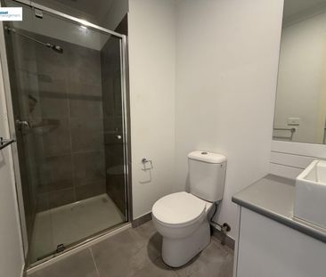 Modern & Spacious Three Bedroom Townhouse! - Photo 2