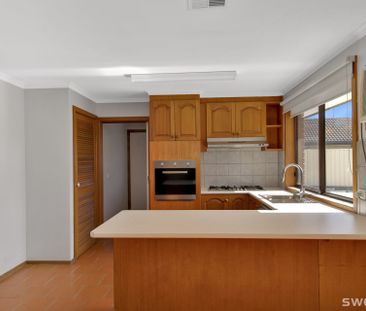 Spacious three bedroom two bathroom home in quiet court location - Photo 3