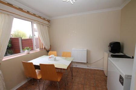 3 bedroom semi-detached house to rent - Photo 5