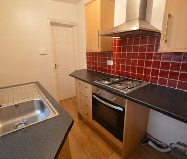 2 bedroom end of terrace house to rent - Photo 2