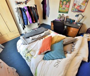 4 bedroom House in School View, Leeds - Photo 5