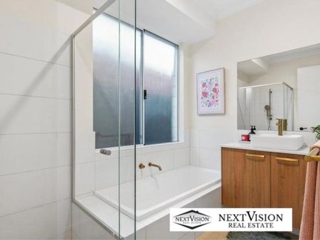 16 Topaz Way, Treeby - Photo 2