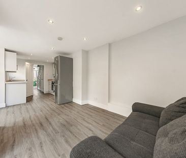 5 Bed Terraced House, Hollydale Road, SE15 - Photo 2
