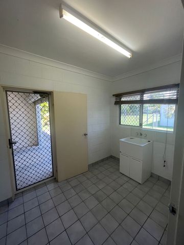 Tidy two bedroom unit - Photo 5