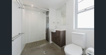 Central, Modern & Secure Apartment - Photo 5