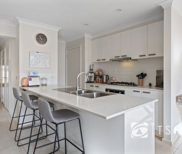MODERN THREE BEDROOM HOME - Photo 3