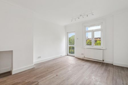 3 bedroom in Shepherds Bush - Photo 5