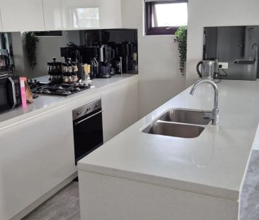 Modern two-bedroom apartment in a convenient Homebush location - Photo 1
