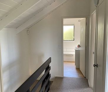 Light and elevated home with beachy feel - Photo 1