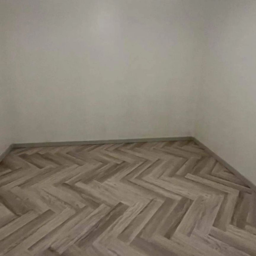 Perfectly positioned Studio apartment in a fabulous yet quiet location only 50 metres from Bondi Beach, Shops, Cafes and transport. - Photo 1