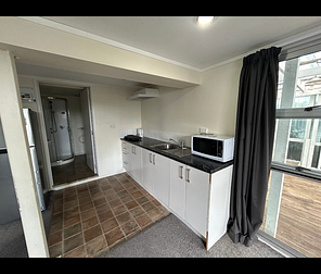 Charming 4BR Home with Garden & Deck! - Photo 4