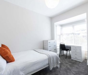 4 bedroom semi-detached house to rent - Photo 3