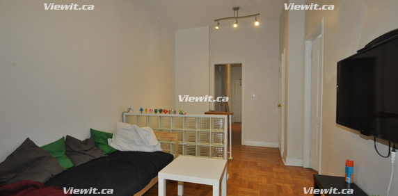 LARGE, bright 4 bedroom flat at Bloor and Bathurst - Photo 2