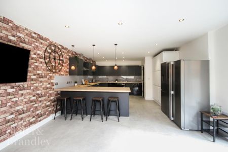 1 bedroom in a house share to rent - Photo 3