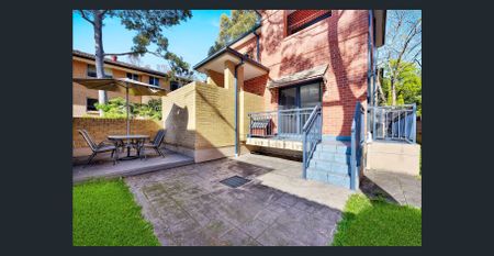 Modern Townhouse in Prime Ashfield Location - Photo 2
