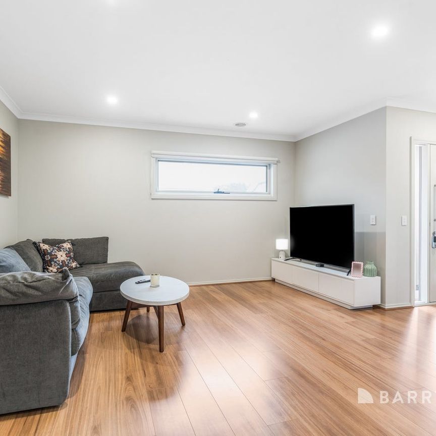 Modern, Secure and Spacious Townhouse. - Photo 1