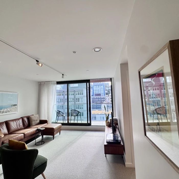 West facing one bedroom apartment with a large study/bedroom - Photo 1