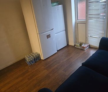 Room in a Shared House, Street, M40 - Photo 2