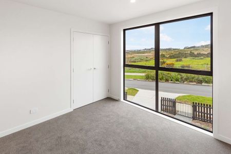 Brand New Family Home in Flat Bush! - Photo 4