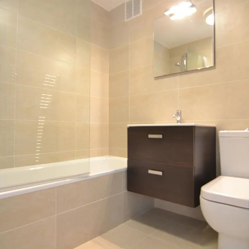 3 bedroom flat in Surbiton - Photo 2