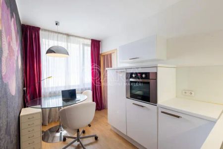 Útulný byt 1+1 s velkou zasklenou lodžií - Fotografie 4