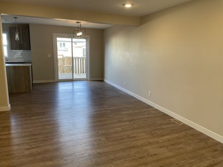 Beautiful 3-Bed Townhouse, Pet-Friendly with Fenced Yard in Aspen Lake - Photo 4